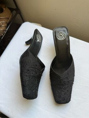 Chico's Vintage Black embroidered kitten heel mules 🖤 Size 8